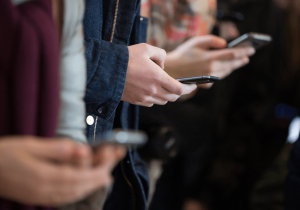 personnes qui utilisent des smartphones